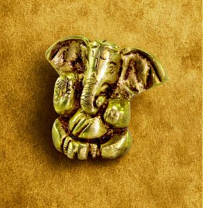 छोटी पीतल गणेश मूर्ति – 1.2 इंच | प्राचीन फिनिश | घर की सजावट, पूजा कक्ष, बाल गणेश की प्रतिमा